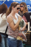 Natural beauty JENNIFER GARNER takes her cute daughters to a local farmers market