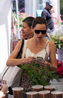 Natural beauty JENNIFER GARNER takes her cute daughters to a local farmers market