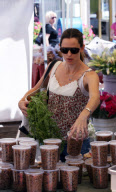 Natural beauty JENNIFER GARNER takes her cute daughters to a local farmers market