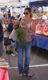 Natural beauty JENNIFER GARNER takes her cute daughters to a local farmers market
