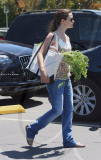Natural beauty JENNIFER GARNER takes her cute daughters to a local farmers market