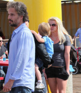 Britney Spears takes kids to festival_Part2