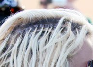 Britney Spears still has poorly done extentions