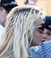 Britney Spears still has poorly done extentions