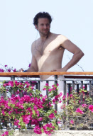 EXCLUSIVO. La pareja de actores Bradley Cooper y Renee Zellweger en el balcon del hotel en Puerto Vallarta, Méjico