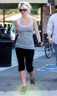 Britney Spears gets her coffee on Pt 2