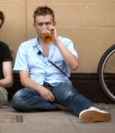DAMON ALBARN AT THE QUEEN'S PUB, PRIMROSE HILL, LONDON, BRITAIN - 16 JUN 2004