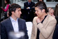 Cristiano Ronaldo y Raœl presentan las entradas para la final de la Champions League.