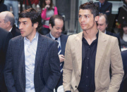 Cristiano Ronaldo y Raœl presentan las entradas para la final de la Champions League.
