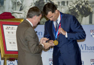 Los Principes de Asturias reciben la medalla de la 'Wharton School Dean'