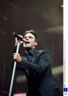 ROBBIE WILLIAMS PERFORMING AT THE MILLENNIUM STADIUM CARDIFF, WALES, BRITAIN 15 JUL 2001