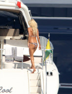 Victoria Silvstedt spent holidays on luxury boat in Saint Tropez