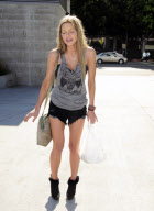 New Brunette Sophie Monk Has A Run In WIth Street Performers!