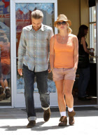 Britney Spears Covers Up Her Messy Hair This Time! 