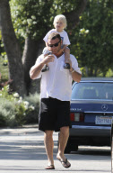 Actor LIEV SCHREIBER picking up pizzas for the family before taking a walk with his son