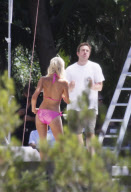 EXCLUSIVO.Paris Hilton rueda en trikini en Ibiza.