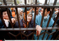 MACEDONIA: ALBANIAN-KOSOVAR REFUGEES      WAIT OUTSIDE THE SKOPJE, MACEDONIA POLICE