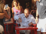 Jacques Chirac en terrasse du cafe Senequier