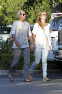 *EXCLUSIVE* Jennifer Lopez : Swinging Saturday Afternoon with the Family!