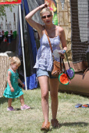 Tori Spelling hits The Farmers market With Family And Friends! 
