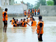 Las inundaciones de Pakistan obligan a intervenir a la comunidad internacional. La poblaci?n acarrea las pocas pertenencias que han podido salvar.