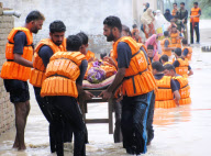 Las inundaciones de Pakistan obligan a intervenir a la comunidad internacional. La poblaci?n acarrea las pocas pertenencias que han podido salvar.
