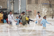 Las inundaciones de Pakistan obligan a intervenir a la comunidad internacional. La poblaci?n acarrea las pocas pertenencias que han podido salvar.