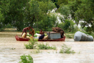 Las inundaciones de Pakistan obligan a intervenir a la comunidad internacional. La poblaci?n acarrea las pocas pertenencias que han podido salvar.