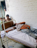 Las inundaciones de Pakistan obligan a intervenir a la comunidad internacional. La poblaci?n acarrea las pocas pertenencias que han podido salvar.