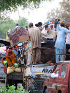 Las inundaciones de Pakistan obligan a intervenir a la comunidad internacional. La poblaci?n acarrea las pocas pertenencias que han podido salvar.