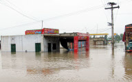 Las inundaciones de Pakistan obligan a intervenir a la comunidad internacional. La poblaci?n acarrea las pocas pertenencias que han podido salvar.