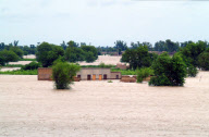 Las inundaciones de Pakistan obligan a intervenir a la comunidad internacional. La poblaci?n acarrea las pocas pertenencias que han podido salvar.