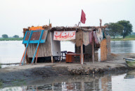 Las inundaciones de Pakistan obligan a intervenir a la comunidad internacional. La poblaci?n acarrea las pocas pertenencias que han podido salvar.