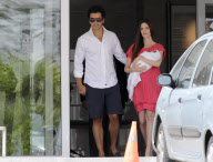 Paz Vega y Orson presentan a Lennon en el Hospital Ruber.