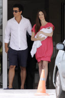 Paz Vega y Orson presentan a Lennon en el Hospital Ruber.