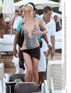 SAINT-TROPEZ : Paris and Nicky Hilton out and about