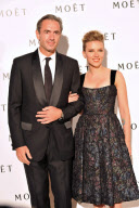 Scarlett Johansson brinda con Moet en Epernay (Francia).