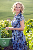 Scarlett Johansson brinda con Moet en Epernay (Francia).