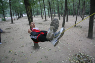 Man can sleep on a single rope for seven hours 