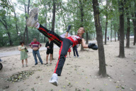Man can sleep on a single rope for seven hours 