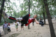 Man can sleep on a single rope for seven hours 