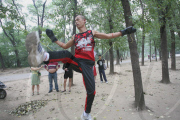 Man can sleep on a single rope for seven hours 