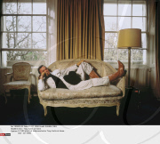 USA : Tony Curtis at home