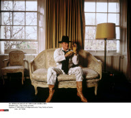 USA : Tony Curtis at home