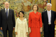 KING JUAN CARLOS and QUEEN SOFIA posing with the Philippines President GLORIA MACAPAGAL ARROYO