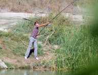 EXCLUSIVO.El ciclista Alberto Contador sale de pesca con su familia.