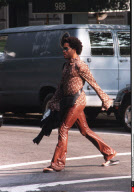 N.Y.C:ROCK STAR LENNY KRAVITZ WALKS UPTOWNON 5TH AVE.AS HEADS TOWARD THE METROPOLITA