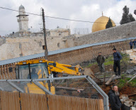 ISRAELIS WATCH THE CONSTRUCTION AT THE ENTRANCE TO THE AL-AQSA MOSQUE COMPOUND IN JERUSALEM