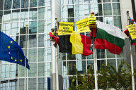 Greenpeace blocks European Parliament with nuclear waste.