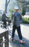 Oldie, 76, addicted to skateboarding 